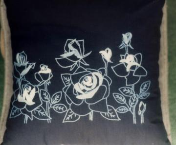 バラの刺繍のクッション