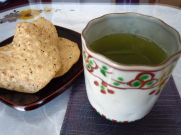 おせんべいと緑茶