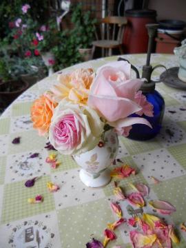 今朝のテーブルの花
