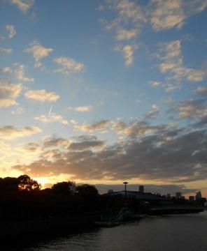 大阪城ﾎｰﾙを背に夕日がきれいな川沿いの道