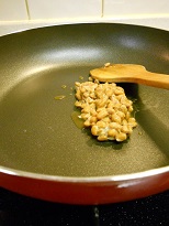 ゴマ油で納豆を炒めます