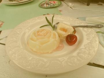 ストロベリーアイス薔薇園で食べた薔薇のデザート